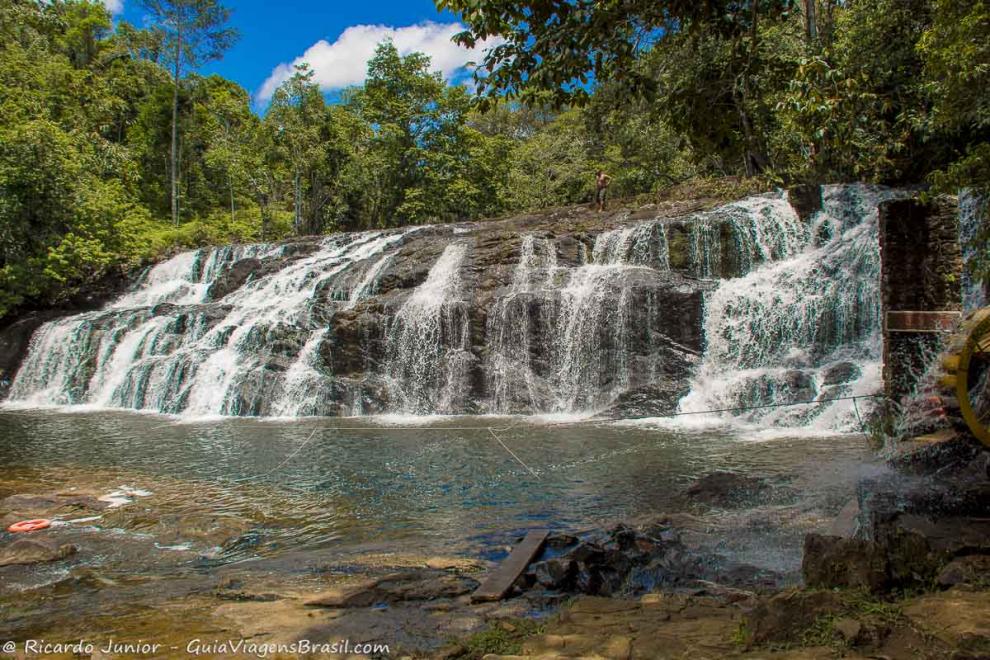 Imagem de uma pessoa no alto da Cachoeira do Tijuípe.